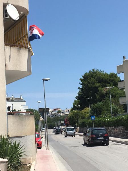 Sventola 
l'orgoglio croato
a Vieste, bandiera
all'entrata
del paese